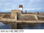 Старинный замок Германа на берегу реки. Нарва, Эстония (2024 год). Стоковое фото, фотограф Анна Карасева / Фотобанк Лори