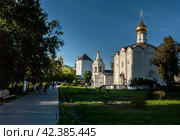 Каменные белые церкви Введенская и Пятницкая 1547 г., крепосная башня монастыря, По дорожкам прогуливаются отдыхающие, туристы и паломники. Сергиев Посад. (2015 год). Стоковое фото, фотограф Александр Пеньков / Фотобанк Лори