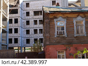Старый деревянный жилой дом подлежащий сносу. Астрахань (2023 год). Стоковое фото, фотограф Дмитрий Николаев / Фотобанк Лори