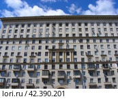 Двенадцатиэтажный восьмиподъездный кирпичный жилой дом. Большой Матросский переулок, 1. Район Сокольники. Город Москва (2011 год). Редакционное фото, фотограф lana1501 / Фотобанк Лори