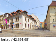 Prazska and Perlova streets in Pilsen. Czech Republic (2018 год). Редакционное фото, фотограф Belikart / Фотобанк Лори