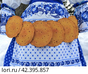 Масленичные блины и кукла в цветах Гжели, в Ярославле, на острове Даманский (2024 год). Стоковое фото, фотограф Николай Белавин / Фотобанк Лори