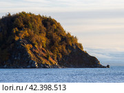 Красивый утренний морской пейзаж. Вид на море и остров. Осенний сезон. Природа Дальнего Востока России. Остров Вдовушка, бухта Весёлая, Охотское море, Магаданская область, Россия. Стоковое фото, фотограф Андрей Степанов / Фотобанк Лори