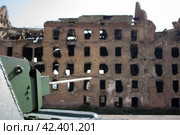 RUSSIA / VOLGOGRAD - 08.03.2019: Музей-заповедник "Сталинградская битва". Вид на развалины мельницы Гергардта со стороны военной техники. Редакционное фото, фотограф Валерий Елистратов / Фотобанк Лори