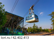 Tourists visiting Borgo Maggiore on cableway at San Marino (2014 год). Редакционное фото, фотограф Олег Жуков / Фотобанк Лори