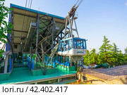 Tourists visiting Borgo Maggiore on cableway at San Marino (2014 год). Стоковое фото, фотограф Олег Жуков / Фотобанк Лори