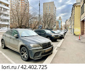 Автомобили припаркованы на обочине на улице Щепкина в Москве весной. Редакционное фото, фотограф Овчинникова Ирина / Фотобанк Лори