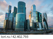 Высотный деловой центр Москва-Сити апрельским вечером. Москва (2015 год). Редакционное фото, фотограф Виктор Карасев / Фотобанк Лори