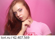 Портрет девушки на розовом фоне в студии. Стоковое фото, фотограф Земскова Елена / Фотобанк Лори