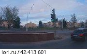 Вид на Минск из окна экскурсионного автобуса. Съемка города, старинных зданий, широких улиц и городского движения. Путешествие по Минску. Беларусь 21 апреля 2023 года. Редакционное видео, видеограф Воловодов Владимир / Фотобанк Лори