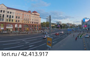 Панорама одной из самых известных улиц Минска - Немиги. Красивые старинные здания, широкая улица, гуляющие люди. Вечерний вид. Минск, Беларусь 21 апреля 2023 года. Редакционное видео, видеограф Воловодов Владимир / Фотобанк Лори