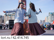 Танцевально-песенный дуэт (2024 год). Редакционное фото, фотограф Владимир Дресвянников / Фотобанк Лори