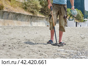 A man with a metal detector on a sandy beach in the daytime in summer. Стоковое фото, фотограф Светлана Семёновская / Фотобанк Лори
