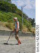 A man with a metal detector on a sandy beach in the daytime in summer. Стоковое фото, фотограф Светлана Семёновская / Фотобанк Лори