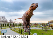 Тиранозавр в Динопарке Янтарного (2024 год). Редакционное фото, фотограф Константин Чижов / Фотобанк Лори