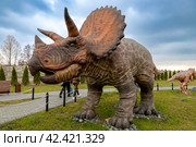 Трицератопс в Динопарке Янтарного (2024 год). Редакционное фото, фотограф Константин Чижов / Фотобанк Лори