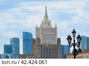 View of the Russian Foreign Ministry against the backdrop of the Moscow City business center (2023 год). Редакционное фото, фотограф Антон Вахрушев / Фотобанк Лори