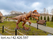 Карнотавр в Динопарке Янтарного (2024 год). Редакционное фото, фотограф Константин Чижов / Фотобанк Лори