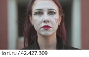 Portrait of a mime girl in a black coat looking at the camera. Стоковое видео, видеограф EStarodubov / Фотобанк Лори
