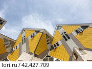 Кубические дома в Роттердаме по проекту архитектора Пита Блома. Стоковое фото, фотограф Станислав Кноп / Фотобанк Лори