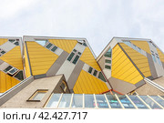Кубические дома в Роттердаме по проекту архитектора Пита Блома. Стоковое фото, фотограф Станислав Кноп / Фотобанк Лори