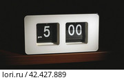 Flip clock mechanism. 5-00 PM. Close-up and wide shots editing. Super slow motion 240 fps. Стоковое видео, видеограф EStarodubov / Фотобанк Лори