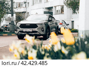 Silver Haval F7x parked by the sidewalk in front of a residential building (2021 год). Редакционное фото, фотограф Константин Григорьев / Фотобанк Лори