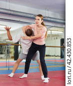 Woman performing chokehold move during self-defence training. Стоковое фото, фотограф Яков Филимонов / Фотобанк Лори