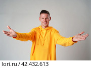 Portrait of confused clueless man on gray background in studio. Стоковое фото, фотограф Сергей Толмачёв / Фотобанк Лори