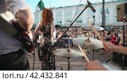 Люди слушают музыку, веселятся и танцуют на городской улице под духовой оркестр. People listen to music, have fun and dance in the city street to the music of a brass band. Omsk, Russia (2019 год). Редакционное видео, видеограф EStarodubov / Фотобанк Лори