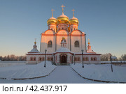Собор Иверской иконы Божией Матери (бывший Успенский собор) январским вечером. Иверский Валдайский монастырь. Новгородская область (2024 год). Стоковое фото, фотограф Виктор Карасев / Фотобанк Лори