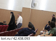 Монах Киприан (Валерий Бурков) на встрече с участниками СВО в центральном военно-морском клиническом госпитале Купавны (2024 год). Редакционное фото, фотограф Дмитрий Неумоин / Фотобанк Лори
