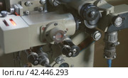 Tape drive mechanism 35mm cine-film of film projector. Clamping guide rollers and gear drums. Стоковое видео, видеограф EStarodubov / Фотобанк Лори