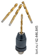 Патрон дрели и сверла на белом фоне. Cordless drill with twist bit closeup isolated on white. Стоковое фото, фотограф Татьяна Д / Фотобанк Лори