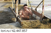 Окунание в воду на Крещение. Dipping into the water on Epiphany. Russia, Omsk (2018 год). Редакционное видео, видеограф EStarodubov / Фотобанк Лори