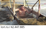 Окунание в воду на Крещение. Dipping into the water on Epiphany. Russia, Omsk (2018 год). Редакционное видео, видеограф EStarodubov / Фотобанк Лори