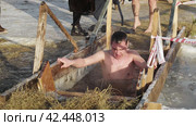 Купание в проруби на Крещение. Swimming in the ice hole at the Epiphany. Russia, Omsk (2018 год). Редакционное видео, видеограф EStarodubov / Фотобанк Лори