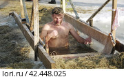 Окунание в воду на Крещение. Dipping into the water on Epiphany. Russia, Omsk (2018 год). Редакционное видео, видеограф EStarodubov / Фотобанк Лори