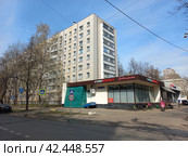 Продуктовый магазин "Первым делом". Отделение связи 105554. Девятиэтажный панельный жилой дом серии II-49Д. Нижняя Первомайская улица, 29, корпус 1. Москва (2023 год). Редакционное фото, фотограф lana1501 / Фотобанк Лори