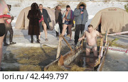 Купание в проруби на Крещение. Swimming in the ice hole at the Epiphany. Russia, Omsk (2018 год). Редакционное видео, видеограф EStarodubov / Фотобанк Лори