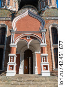 Паперть Храма Покрова Пресвятой Богородицы (1671-1679 гг.).  Измайлово. Москва (2018 год). Редакционное фото, фотограф Александр Щепин / Фотобанк Лори