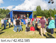 Folk rock group Skolot performs at the historical festival of culture and life "Slavic Coast" (2022 год). Редакционное фото, фотограф FotograFF / Фотобанк Лори
