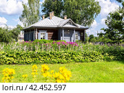 Museum homestead of Generalissimo A. Suvorov near Borovichi in summer sunny day (2022 год). Редакционное фото, фотограф FotograFF / Фотобанк Лори