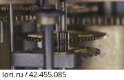 Old cogwheels working inside a vintage clock. Macro shot. Стоковое видео, видеограф EStarodubov / Фотобанк Лори