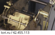 Working clockwork gears inside a old clock. Impact hammers driven by clockwork. Macro shot. Стоковое видео, видеограф EStarodubov / Фотобанк Лори
