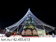 Город Тюмень. Новогодние гирлянды на главной елке. Площадь 400-летия Тюмени ночью (2022 год). Стоковое фото, фотограф Александр Тараканов / Фотобанк Лори