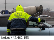 Сотрудник Центра организации дорожного движения (ЦОДД) города Москвы регулирует движение автмобилей на МКАД в городе Москве, Россия (2024 год). Редакционное фото, фотограф Николай Винокуров / Фотобанк Лори
