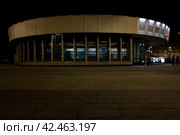 Наземный вестибюль станции метро Улица 1905 года, Москва. Entrance hall of Ulitsa 1905 Goda metro station. Night spring view. (2022 год). Редакционное фото, фотограф Александр Кузнецов / Фотобанк Лори