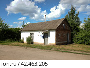Отделение Почты России в поселке станции Топиллы, Рязанская область. Building of small post office of Russian post among rural landscape. Sunny summer view. (2021 год). Стоковое фото, фотограф Александр Кузнецов / Фотобанк Лори