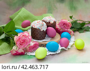Пасхальные цветные крашенные яйца с куличами. Стоковое фото, фотограф Валерий Леонидович / Фотобанк Лори